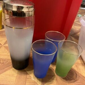 Blendo Cocktail shaker with 3 glasses with gold accents